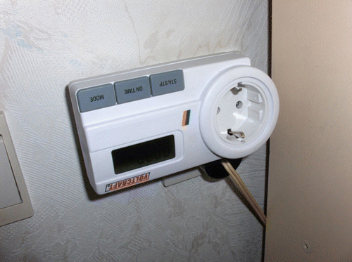 Figure 6 Example of a usage problem with the original product, encountered during the home visits: the physical design of the product forced users to use the product upside down.