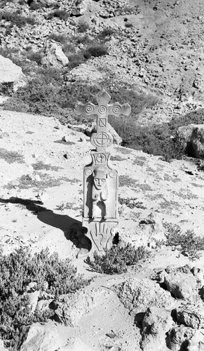 Figure 4. Mbali tombstone situated at the Saco do Giraúl graveyard. Source: Archive of the National Museum of Ethnology, Lisbon, series “Trabalhos de Capo Angola 1967 - António Carreira”, positive reproduction from the negative album “Negativos do dossier A-192 A-216”.