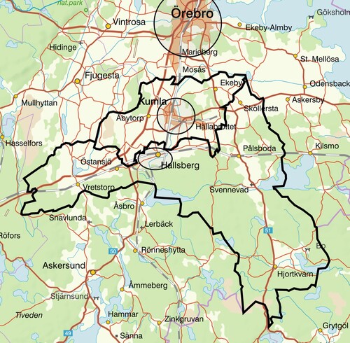 Figure 1. The territories of the two municipalities (enhanced black lines). The towns Örebro, Kumla and Hallsberg are circled in order to highlight the geographical relations. Map source: Lantmäteriets Geografiska SverigeData, 2020-01-24. Scale: 1 cm equals 4.2 km.