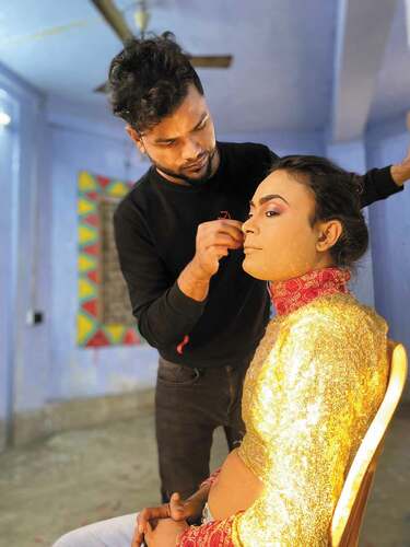 Image 9. Make-up. Members of Komal Gandhar, Kolkata. Photo: Prarthana Purkayastha