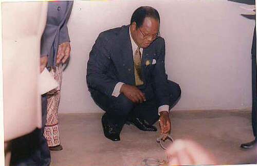 Figure 3. Bakili Muluzi holding a leg iron in a Punishment Cell during the Opening of Mikuyu Prison Museum. Source- Zomba Prison.