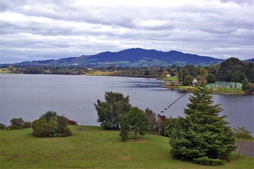 Figure 1. Maungatautari the mountain and ecological island, near Cambridge, New Zealand, shown south of the Lake Karapiro reservoir portion of the Waikato River. Te Ara, the Encyclopedia of New Zealand (Citation2005–2013). Used with permission.