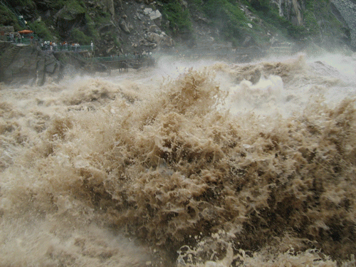 Figure 12. Three-phase air-water-sediment flow at a prototype scale: Yang-Tse’-Kiang River (China) at Tiger Leaping Gorge in 2009 (Courtesy of Jean-Pierre Girardot)