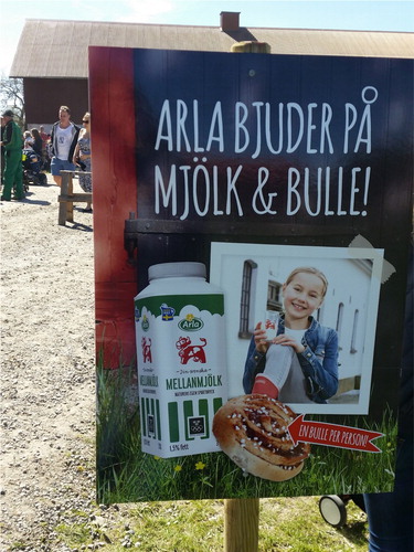 Figure 6. Sign: ‘Arla offers milk & bun’/’Arla bjuder på mjölk och bulle’ (2016-05-05).