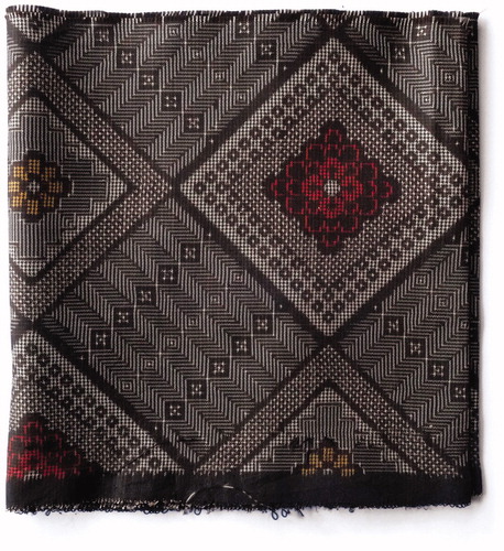 Figure 3 Contemporary Tatsugo pattern featuring hibiscus, sotetsu leaves, and the pattern of habu skin.
