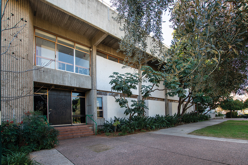 Figure 18. Yad-Labanim Kfar Saba: North façade, entrance to the memorial hall on the left and to the library on the right; photo; author, 2022.