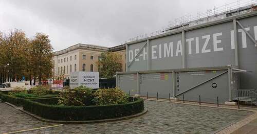 Figure 1. View of the square in front of the Maxim Gorki Theatre seen from the theatre’s staircase in October 2019. to the right, the venue Gorki Container with the title of the 4. Berliner Herbstsalon, DE-HEIMATIZE IT! Written on the wall; in the centre of the square, Regina José Galindo’s installation No violarás (“Thou shall not rape!”). Photo: Anne Ring Petersen