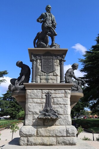 Figure 1. George Evans monument, Kings Parade, Bathurst. Photo courtesy of David Ambery.