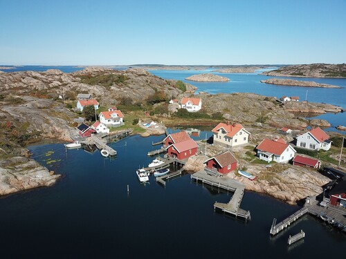 Figure 2. Drone photo of the northern part of Dyngöhamnen. The Dyngö cog is situated in front of the two white boats in the centre of the photo (Jens Lindström, Nordic Maritime Group).
