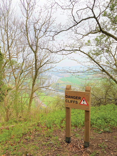 Figure 4. Dangerous cliffs warning sign. Photo by author.