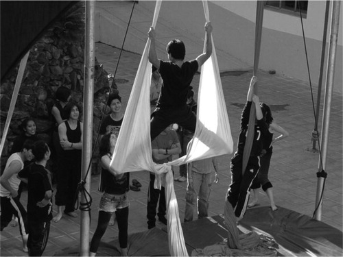 Photo 4. Réplica with youth in Loja; the instructor adapts the exercise on silks to the level of the participants (2015). Photo credit: B. Ortiz Choukroun.