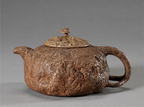 Fig. 2. Teapot with tree gall design, carrying the inscription “Gong Chun” on its bottom. Held by the National Museum of China. Image taken by the National Museum of China.