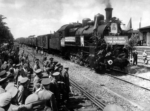 FIGURE 1 Evgenii Khaldei’s photograph of the demobilization echelon departing from Berlin on 10 July 1945. Reproduced courtesy of Picture Alliance/DPA/Bridgeman Images.