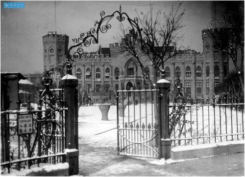 Figure 6. A view of Victoria Park in 1930s, which shows the sign in front of the gate. (collected by author).