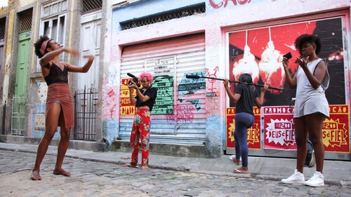 Figure 1. One of the Lab activities, in front of the old Casa Nem squatters’ settlement headquarters in downtown Rio de Janeiro. Author: Flavia Viana.