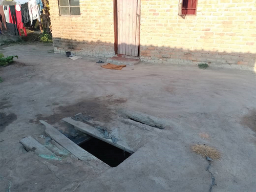 Photo 3. In Hopley, Harare, this semi-protected well is located close to a dwelling and water quality is a key concern. (Source: R. Machemedze).