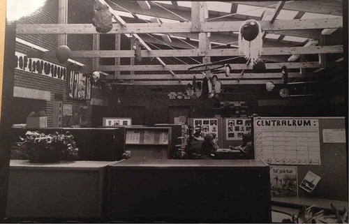 Image 5. The photo found in the archive and mentioned in the article text. Flexible furniture, tables and bookshelves re-organise the open space. Green plants and pupils’ productions have become part of the room. The image is undated, photographer unknown