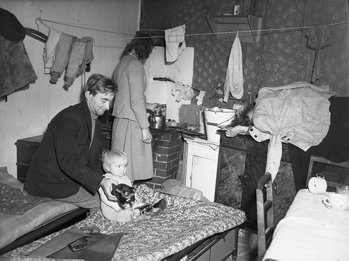 FIGURE 2 Overcrowded family living in Helsinki. Picture taken 28 October 1950. Source: People’s archive (Kansan arkisto in Finnish).