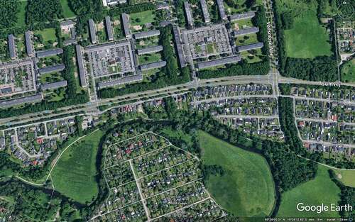 Figure 5 a.The top of the aerial photo shows the Voldsmose public housing estate, and below, separated by multi-lane road, an area of parcelhuse outside the city of Odense. Google Earth, accessed 18 September 2020