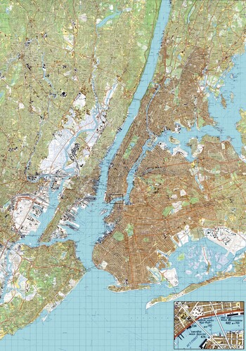 Figure 2. Soviet military 1:25,000 city plan of New York, USA, printed in Leningrad (St Petersburg) in 1982. A reduced eight-sheet composite with its margins digitally removed and an inset added by the authors as an enlargement of the area surrounding the Brooklyn and Manhattan bridges to indicate the level of detail. The actual size of the assembled composite is approximately 160 × 440 cm (private collection).