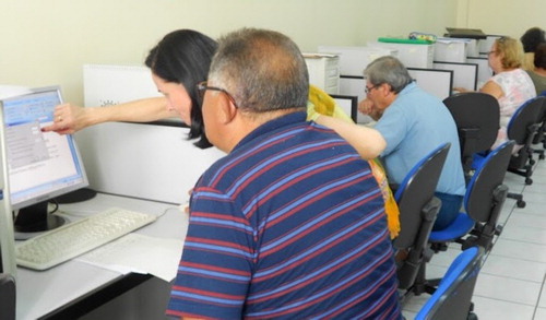 Figure 3. Participant receiving support during introduction to ICT class.
