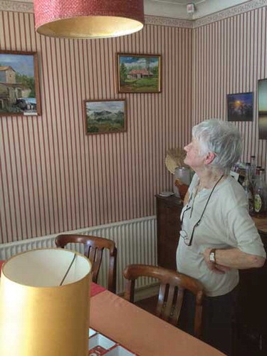 Figure 5 Dorothy Wilkes and her oil paintings of Amani. (Photo © the author, 2014)