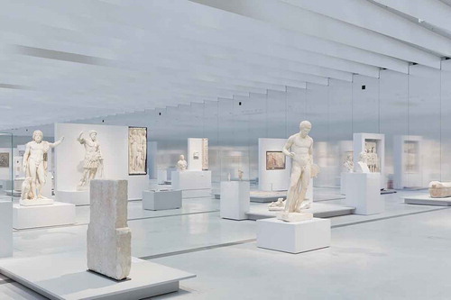 Fig. 3. Accent lighting at the Louvre Lens museum emphasizes the exhibits below the daylight ceiling in a very subtle way to create a peaceful atmosphere. Architecture: SANAA, Tokyo. Exhibition design: Studio Adrien Gardère. Museum lighting and installation: ACL Alexis Coussement. Lighting design: Arup, London. Photography: Iwan Baan. © ERCO GmbH.