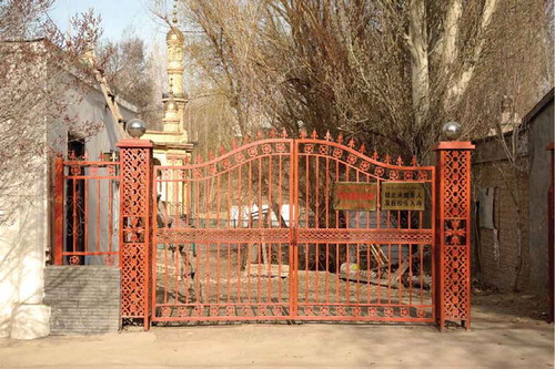 Figure 1. Gate of a mosque compound with a sign stating: ‘no entry for minors or students.’Footnote62 Picture taken by the author in Ghulja, 2015