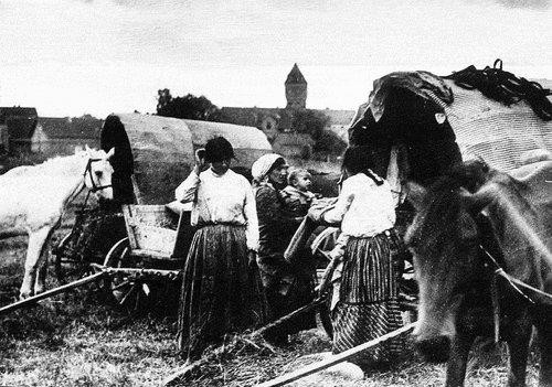 Figure 3. Romani women at the Wehlau horse fair (www.flickr.com/photos/27639553@N05/15111124393). Every effort has been made to identify the copyright holder.