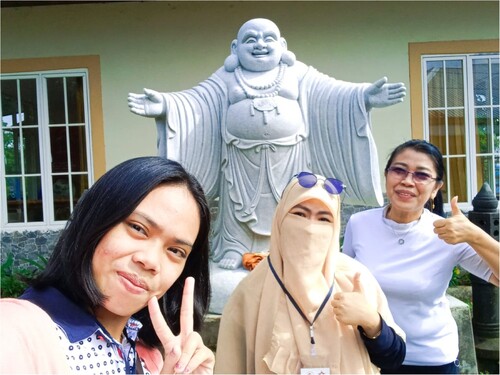 Figure 3. Ainun post a wefie with in a Buddhist religious site with friends. Source: Cadar Garis Lucu Instagram account.