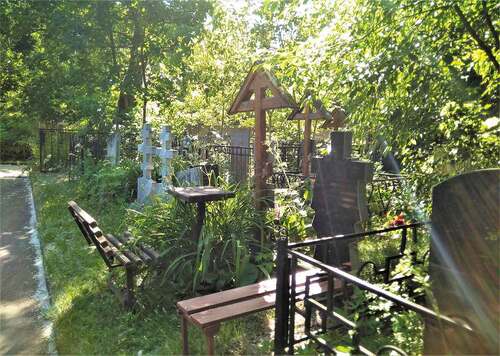 Figure 3. Graves at the Kalitnikovskoe cemetery in Moscow. June 2018. Photo by Pavel Grabalov.