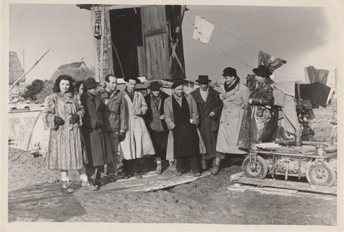Figure 2 The troupe of Caccia tragica with some ANPI officials during the shooting, Valli di Comacchio, 1947 (Giorgio Agliani is the sixth from left). Private collection.