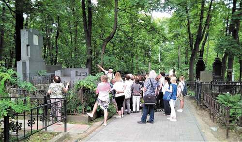 Figure 4. An excursion devoted to cemetery art and history. Vvedenskoe cemetery, Moscow. June 2018. Photo by Pavel Grabalov.