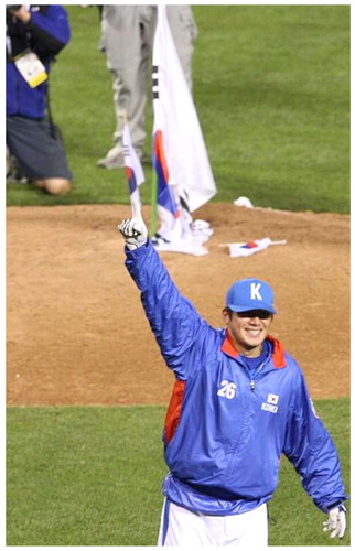 Fig. 1 In the first World Baseball Classic in March 2006, Korean players literally “put up Taegeuk'ki at the heart of the U. S. A,” after they beat Japan twice at Anaheim. Surprisingly, this clearly offensive action was hailed in Korea