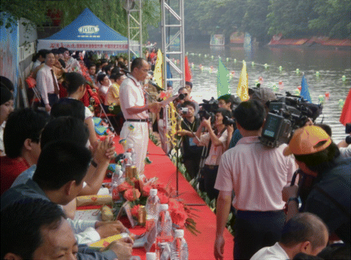 Figure 9 Ceremony marking resumption of annual dragon-boat race along the Fenjiang River. Source: E.J. Heikkila.