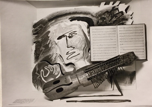 Fig. 3. Mörk combined his skills as an artist and scenographer when creating Oskuld-Arsenik and Gustaf III. The display “Vargens dotter” in Oskuld- Arsenik included music sheets, a nyckelharpa (keyed fiddle) and Mörk’s painting of a man playing the instrument. Photo: 1966, Nordiska museets arkiv.