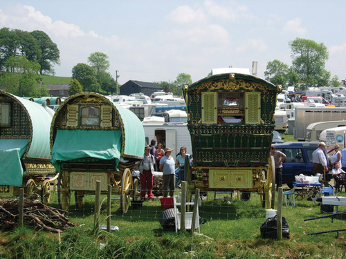 Figure 1. Traditional bowtop caravans on Fair Hill. This file is licenced under the Creative Commons Attribution-Share Alike 2.0 Generic licence.