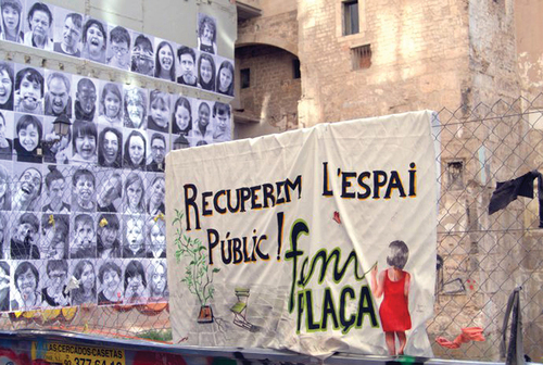 Figure 2. On the left background, AMPA Àngel Baixeras pictures’ campaing ‘Vivim aquí’ (We live here), included in the international campaign inside & out (http://www.insideoutproject.net/). On the banner: ‘Reclaiming public space. Let’s make a square!’. The Roman city wall is in the background. Photo: Ana Pastor, 2017.