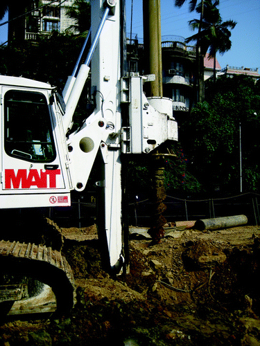 Figure 4 Mait piling equipment from the USA used in the construction of the flyover along Dr Babasaheb Ambedkar Road between Sion and Byculla, April 2009. Photograph by the author.