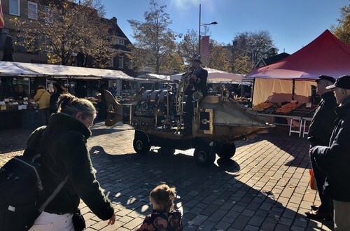 Figure 2. A performer on the Valkenswaard market in October 2021. Photo by authors.