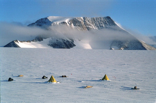 Figure 9. Dissected plateau remnants of the Sarnoff Mountains, Marie Byrd Land, West Antarctica. Tors and weathered corestones occur on adjacent plateau remnants (Sugden, Balco, Cowdery, Stone, & Sass, Citation2005).