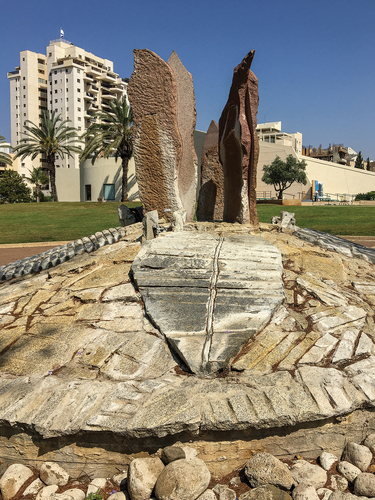 Figure 16. Yad-Labanim Hod Hasharon: memorial hub with Yad Labanim in the background; photo: author, 2017.