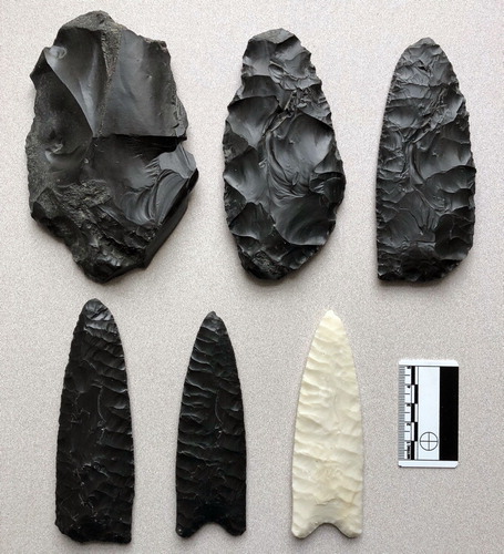 Figure 5. Patten’s Dalton replication, cast by Bostrom at each stage of manufacture (black plastic specimens). The actual knapped stone point can be seen in the lower right (white).