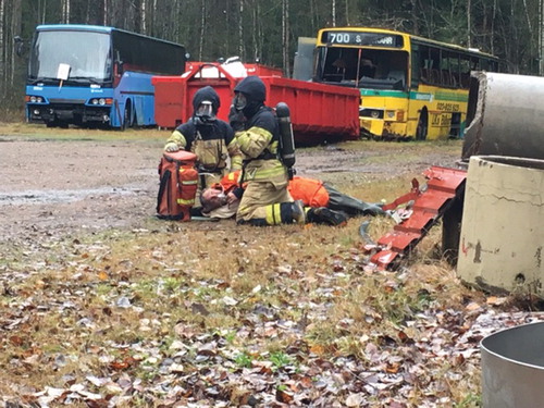 Figure 3. Administration of oxygen with the patient in the recovery position before decontamination of the corrosive liquid (patient 6, scenario 3).