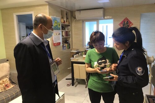 Figure 3. The data workers (in black) were collecting personal data (in green) with their device in Shenzhen.Source: https://mp.weixin.qq.com/s/c2Sebw4I6joo4hrJxfdhhw.