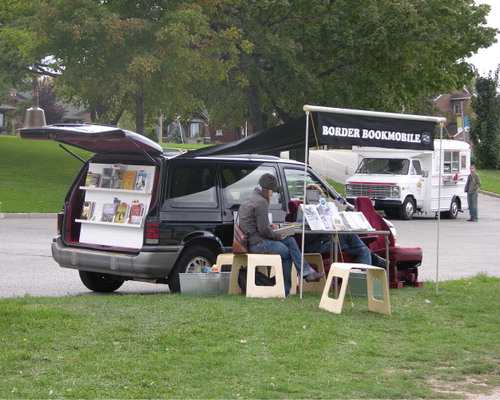 FIGURE 3 Border Bookmobile at Windsor's Ambassador Park on the Detroit River. Image credit: Lee Rodney.