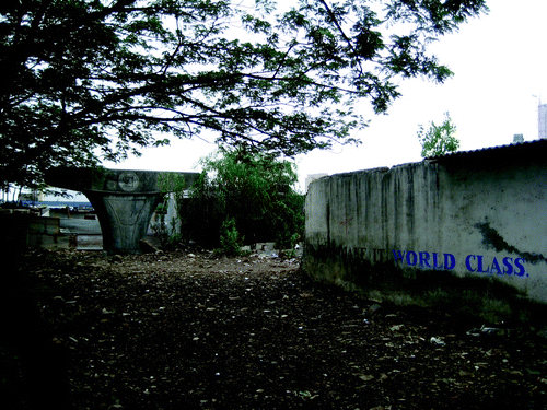 Figure 7 Flyover pier test site, Bandra–Kurla Complex, June 2009. Photograph by the author.