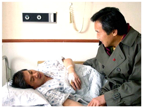 Fig. 5 A famous politician visited Hwang in bed. Hwang's `politician-like' behavior, including his excessive reliance on nationalistic rhetoric, gradually made a lot of people turn critical toward him