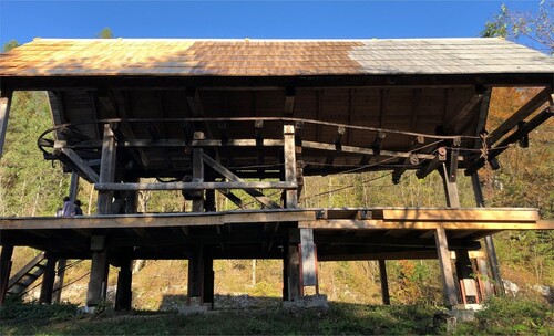 Figure 2. Golobar cable yarding. The roof covered with wooden tiles made of various wood-based materials is clearly seen.