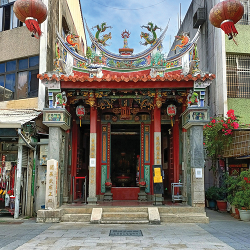 Figure 7. The Foundational Temple of the Warrior in Tainan. The roof decor prominently features oceanic elements (Mrmarkertw, CC BY-SA 4.0, via Wikimedia Commons).